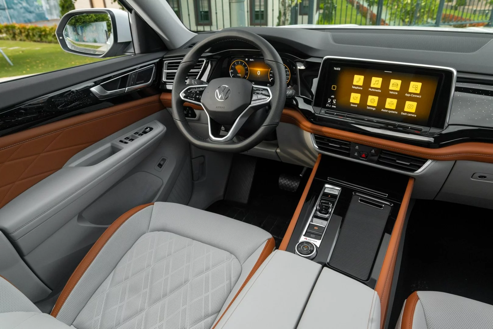 So sánh Volkswagen Teramont President 2024 và Viloran