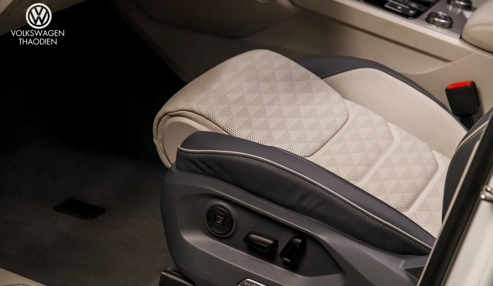 So sánh Volkswagen Touareg và Mercedes-Benz GLC 300