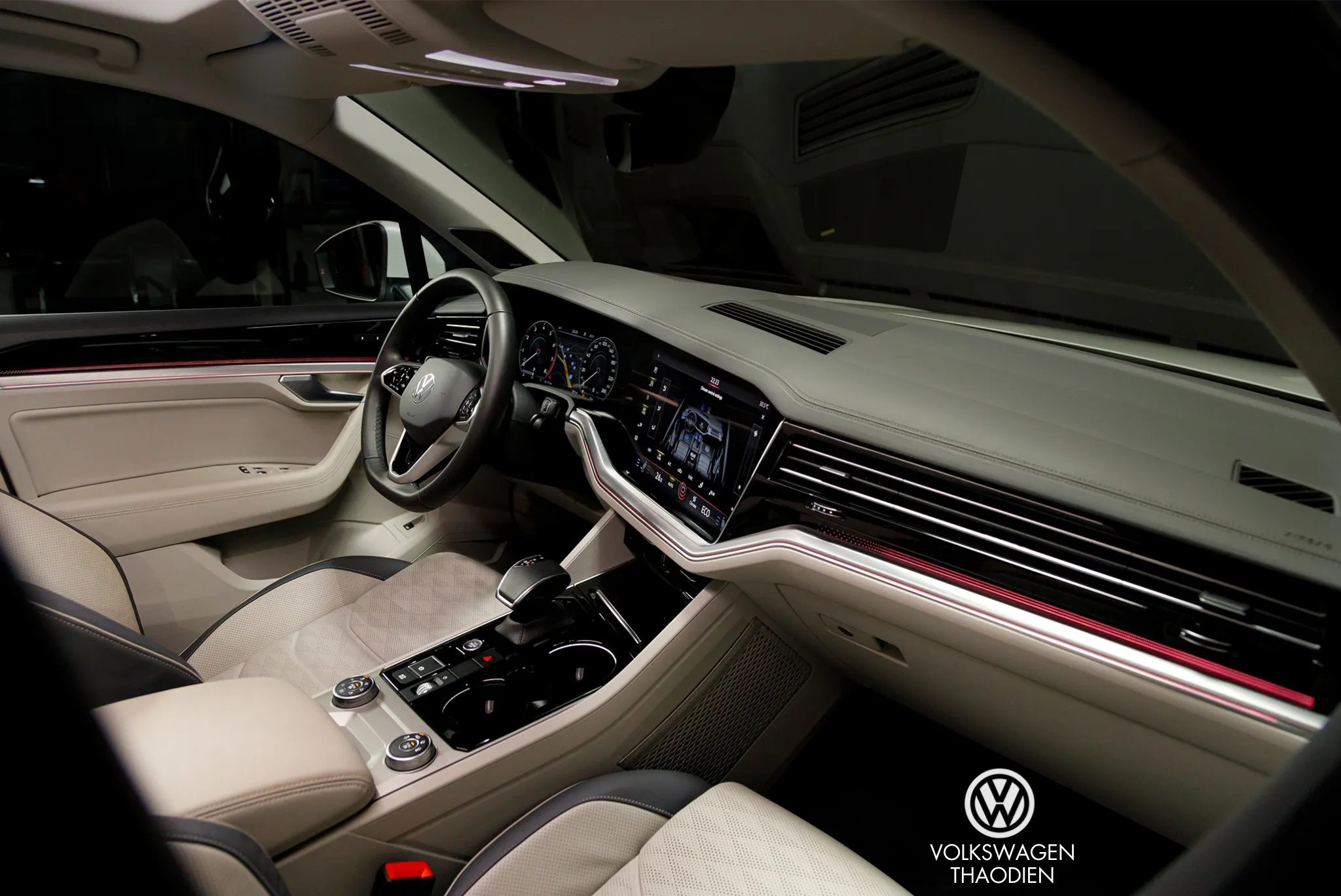 So sánh Volkswagen Touareg và Mercedes-Benz GLC 300
