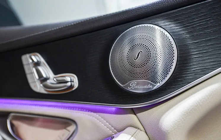 So sánh Volkswagen Touareg và Mercedes-Benz GLC 300