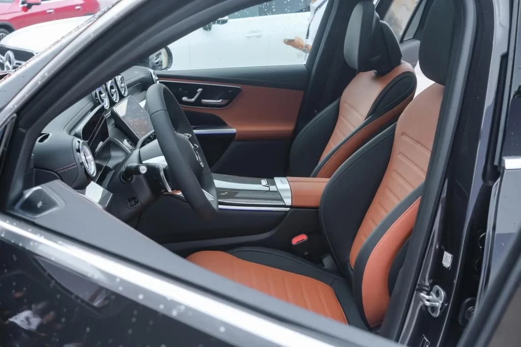 So sánh Volkswagen Touareg và Mercedes-Benz GLC 300