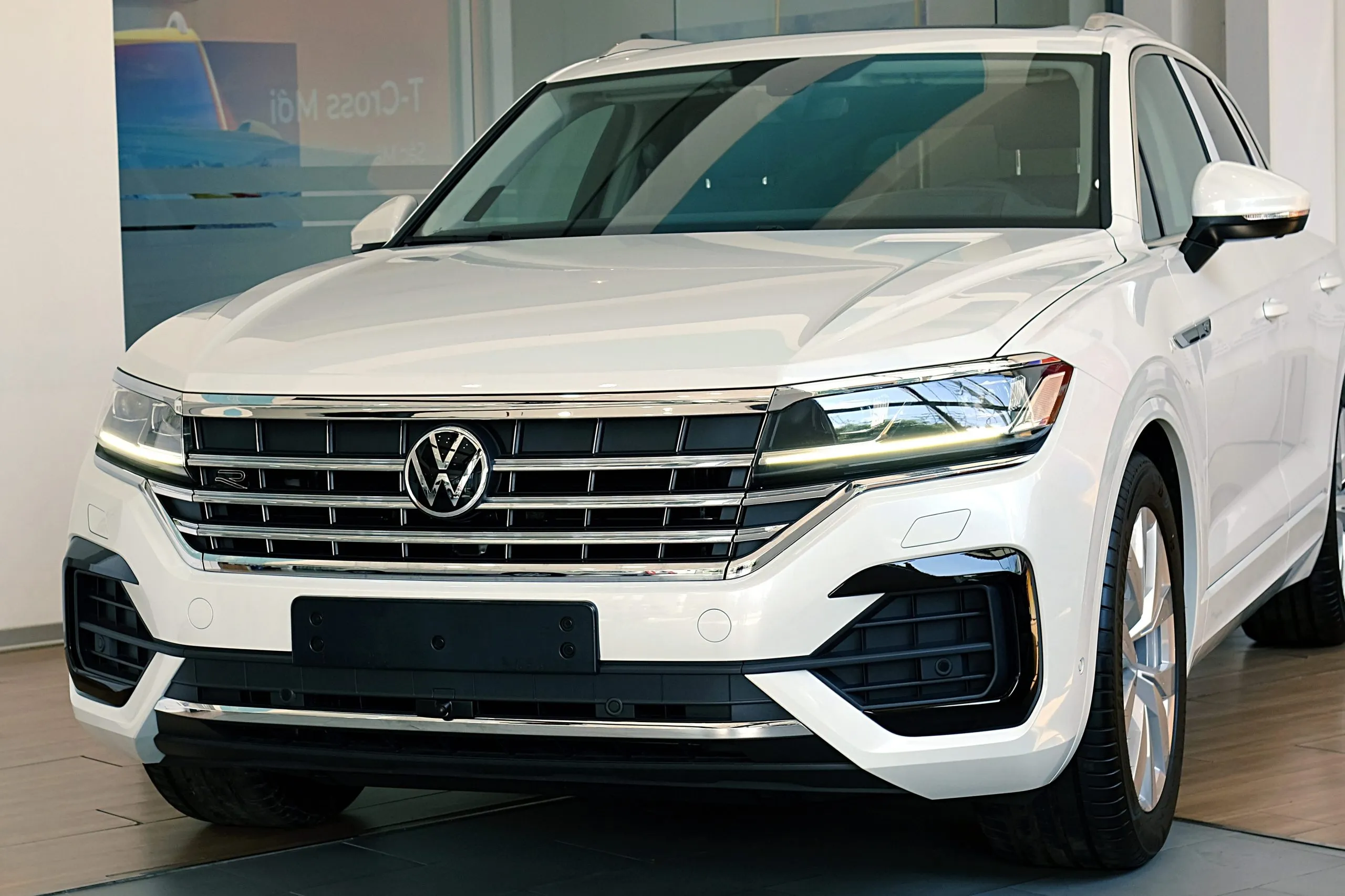 So sánh Volkswagen Touareg và Mercedes-Benz GLC 300