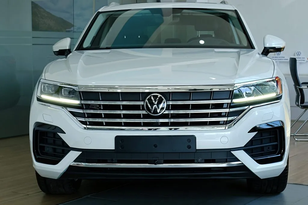 So sánh Volkswagen Touareg và Mercedes-Benz GLC 300