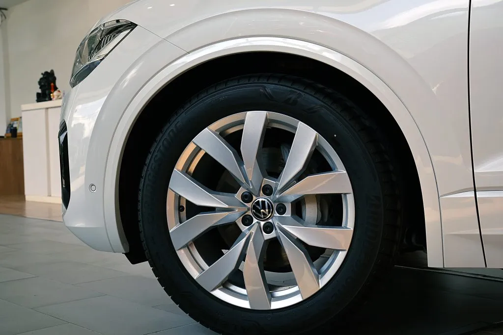 So sánh Volkswagen Touareg và Mercedes-Benz GLC 300