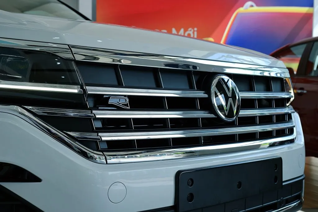 So sánh Volkswagen Touareg và Mercedes-Benz GLC 300