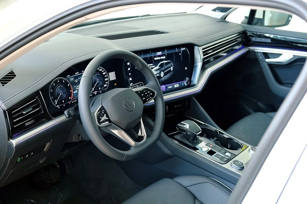So sánh Volkswagen Touareg và Mercedes-Benz GLC 300