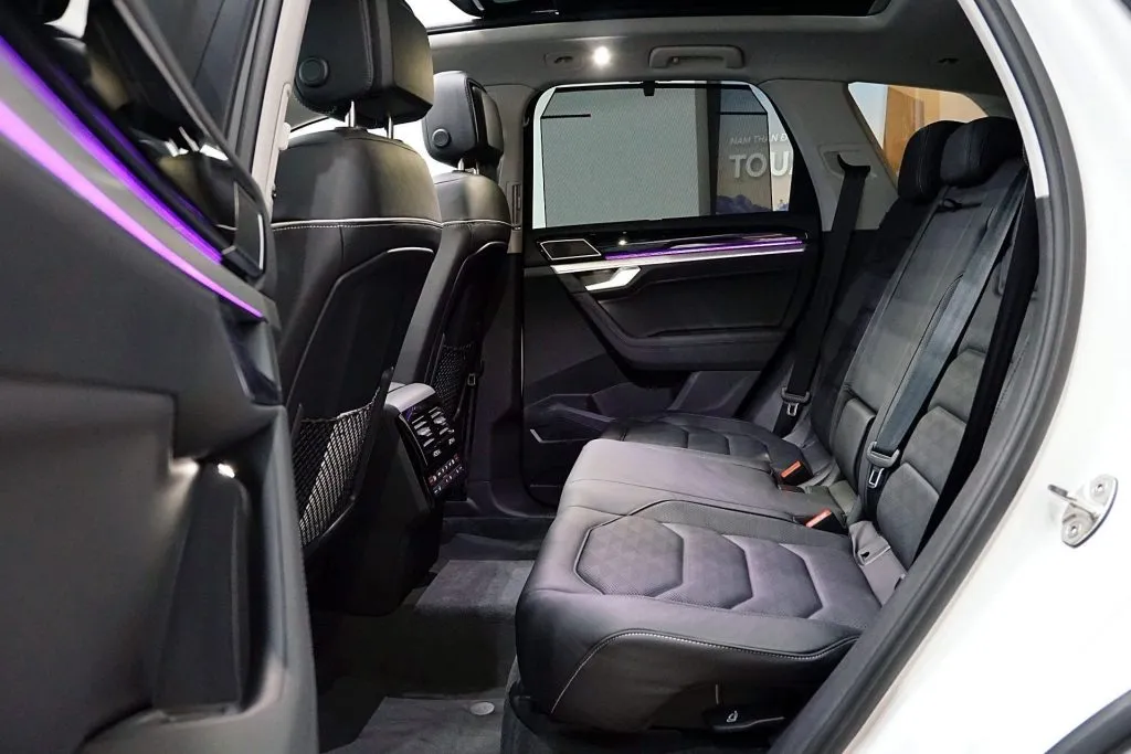 So sánh Volkswagen Touareg và Mercedes-Benz GLC 300