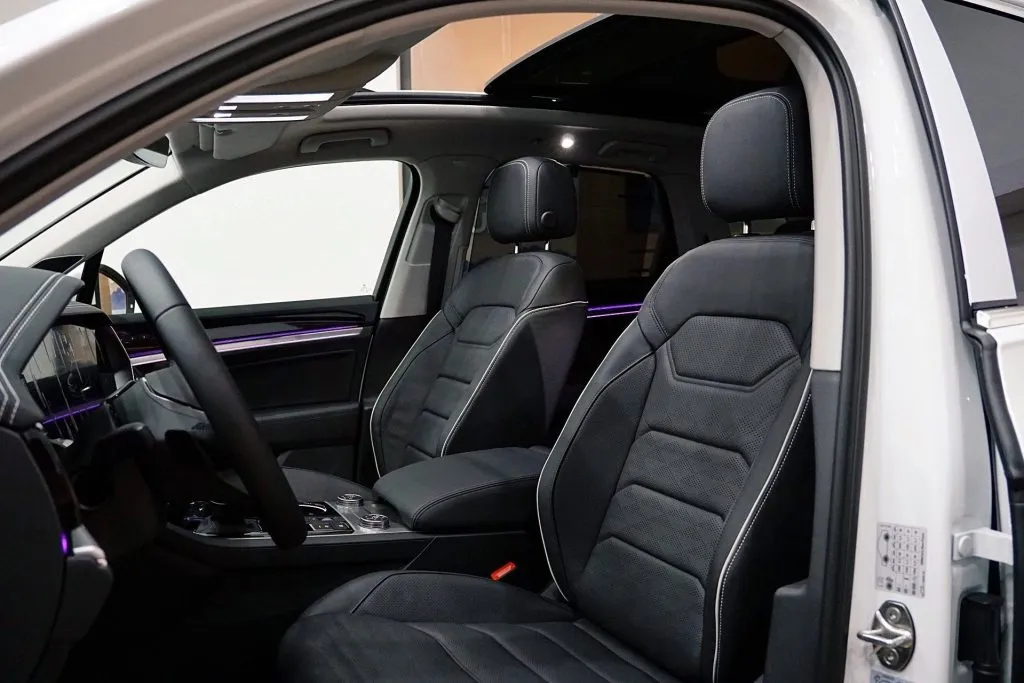 So sánh Volkswagen Touareg và Mercedes-Benz GLC 300