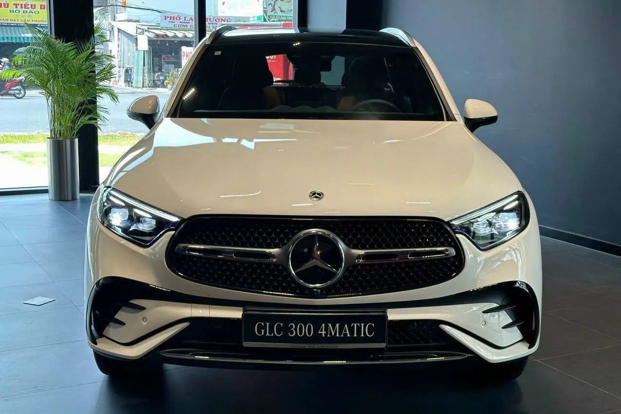 So sánh Volkswagen Touareg và Mercedes-Benz GLC 300