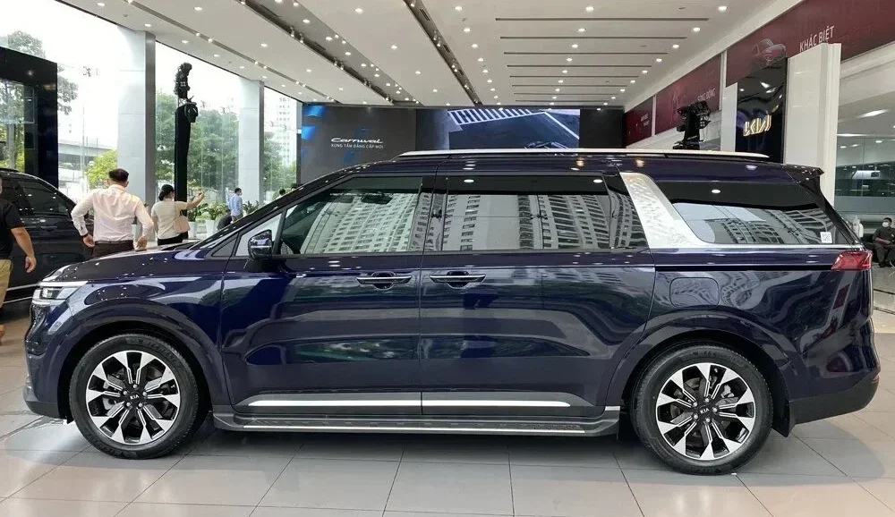 So sánh Volkswagen Viloran và Kia Carnival