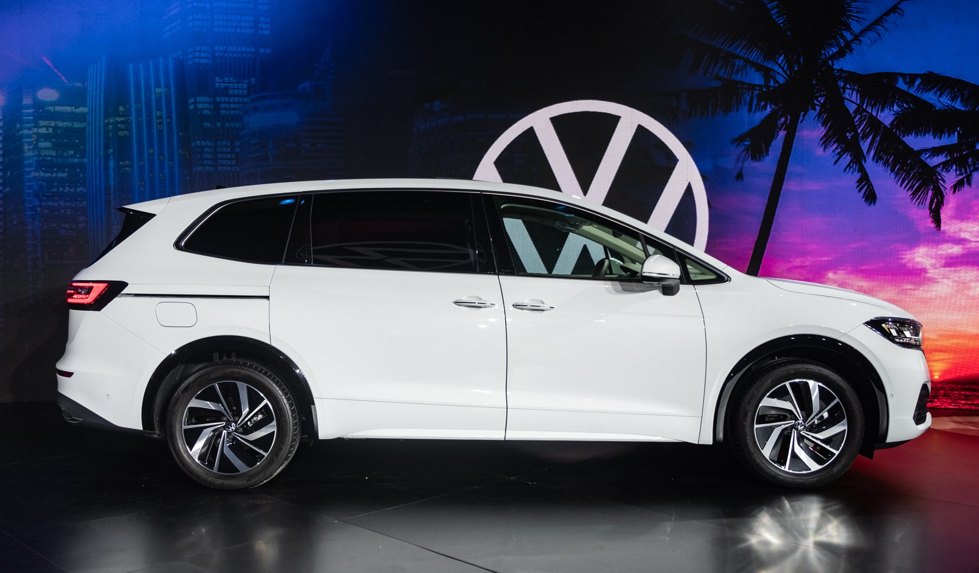 So sánh Volkswagen Viloran và Kia Carnival