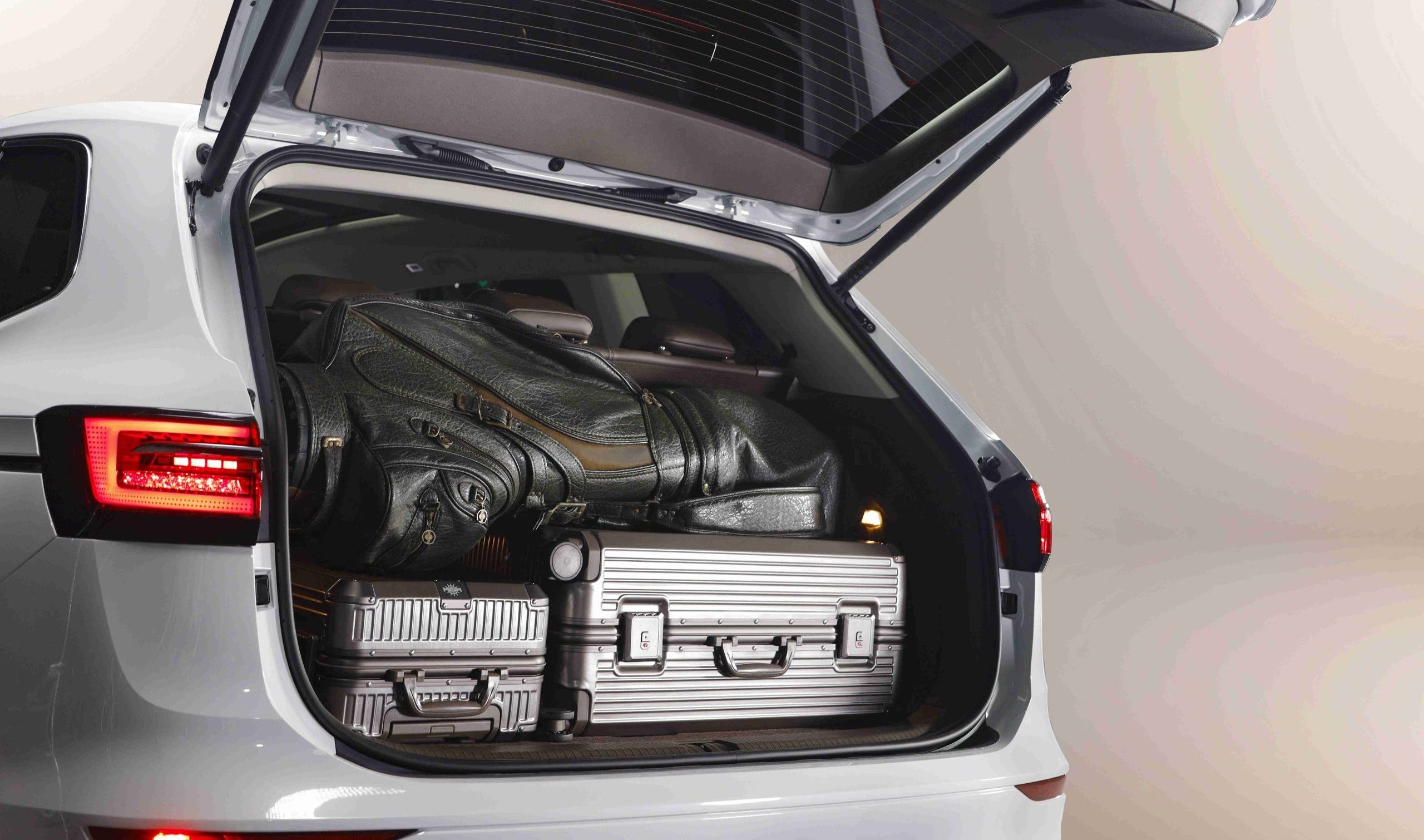 So sánh Volkswagen Viloran và Kia Carnival