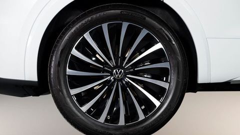 So sánh Volkswagen Viloran và Kia Carnival