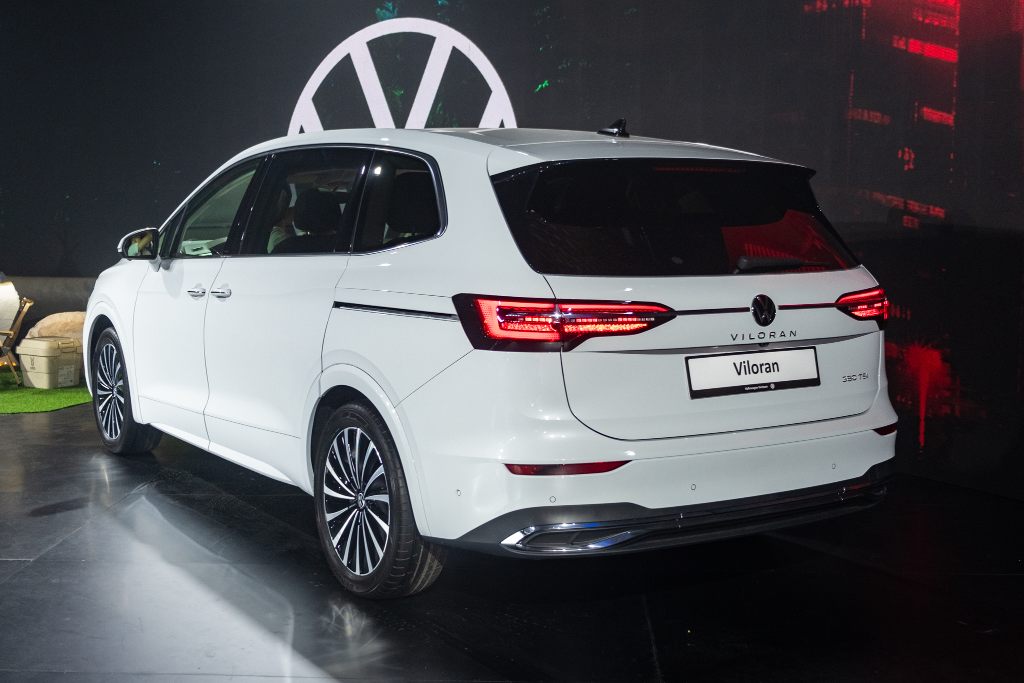 So sánh Volkswagen Viloran và Kia Carnival